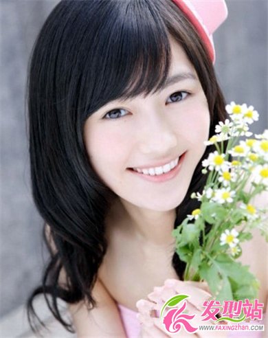 2013年秋季女生甜美卷發(fā)發(fā)型圖片
