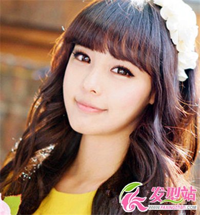 2013年秋季女生甜美卷發(fā)發(fā)型圖片