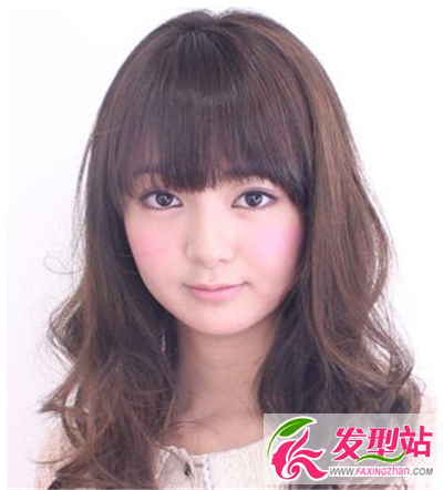 簡單蓬松卷發(fā)打造浪漫時尚美女 長發(fā)女生今年流行的燙發(fā)發(fā)型