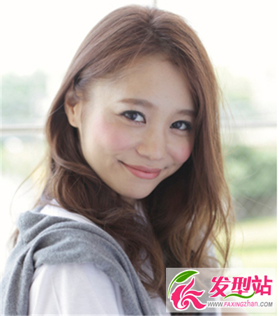 簡單蓬松卷發(fā)打造浪漫時尚美女 長發(fā)女生今年流行的燙發(fā)發(fā)型