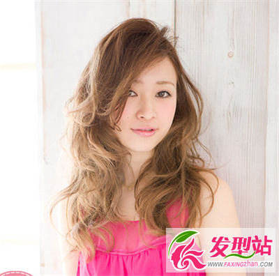 展現(xiàn)誘人魅力 長(zhǎng)卷發(fā)發(fā)型給你清涼一夏
