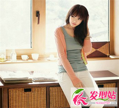 女生流行中長(zhǎng)發(fā)發(fā)型 簡(jiǎn)單自然又浪漫