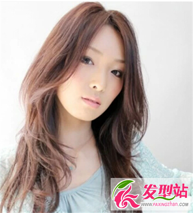 中長發(fā)女生秋季的完美造型 甜美大氣又好看