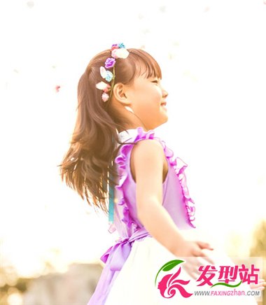 鄰家小女孩可愛(ài)裝扮 帶給你們冬日暖意
