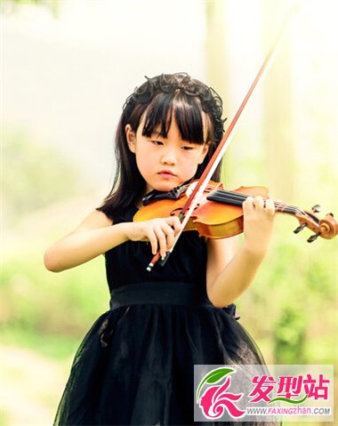 鄰家小女孩可愛(ài)裝扮 帶給你們冬日暖意