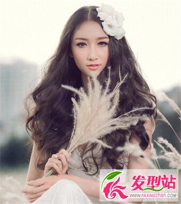 女生長卷發(fā)發(fā)型推薦 盡情揮灑浪漫青春