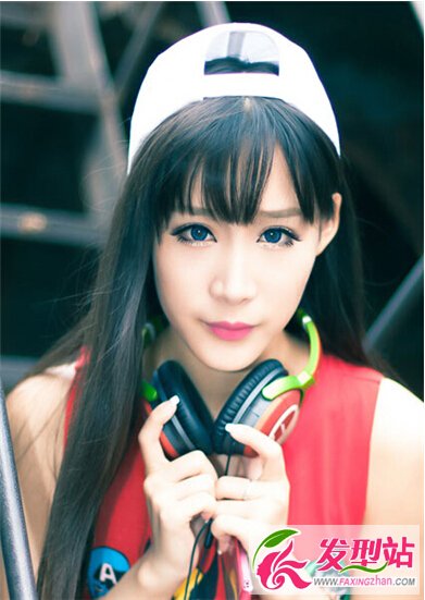 女生長直發(fā)發(fā)型