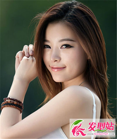 中分的披肩長(zhǎng)直發(fā)