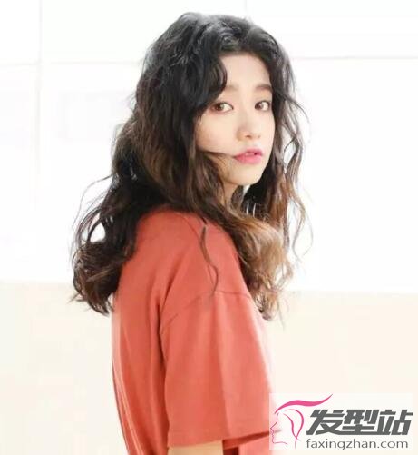 溫柔淑女卷發(fā)發(fā)型