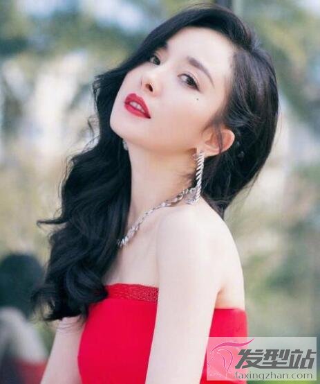 女生黑色大波浪卷發(fā)