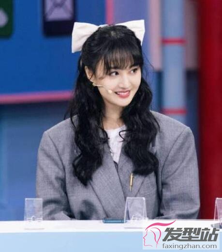 女生黑色大波浪卷發(fā)