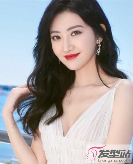 女生黑色大波浪卷發(fā)