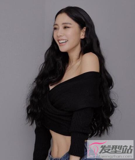 女生黑色大波浪卷發(fā)