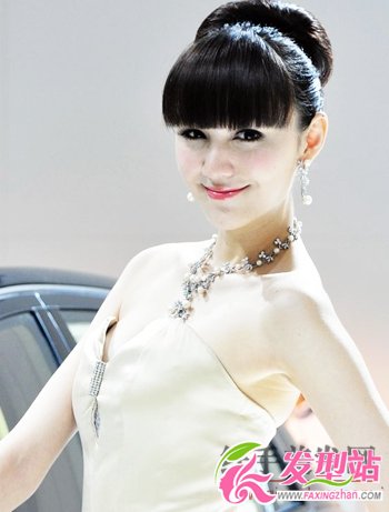美車模長(zhǎng)發(fā)秀 發(fā)型各異競(jìng)爭(zhēng)艷 美車模長(zhǎng)發(fā)秀 發(fā)型各異競(jìng)爭(zhēng)艷
