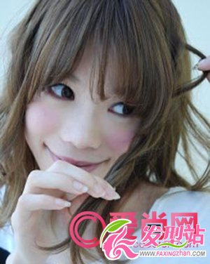 來(lái)自非主流卷發(fā)的時(shí)尚 非主流蓬松發(fā)型扎法步驟詳解