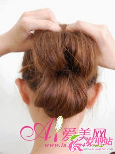 初夏出游要清爽 甜美花苞頭扎發(fā)圖解
