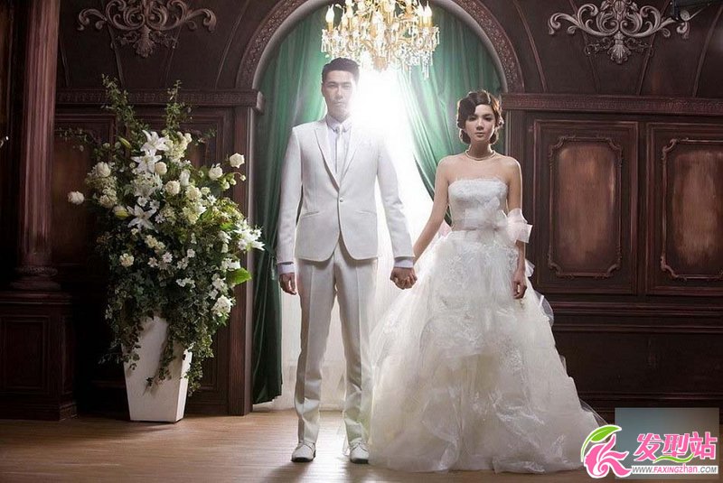 點擊大圖看下一張:Ella大婚在即 絕美復(fù)古婚紗頭如公主