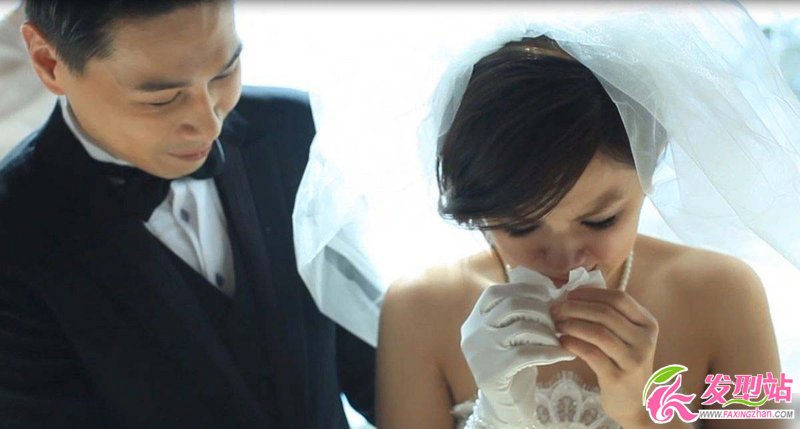 點擊大圖看下一張:Ella大婚在即 絕美復(fù)古婚紗頭如公主