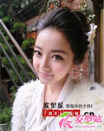 吳思凡借時尚發(fā)型化身性感女神