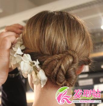 夢(mèng)幻唯美的新娘發(fā)型如何打造