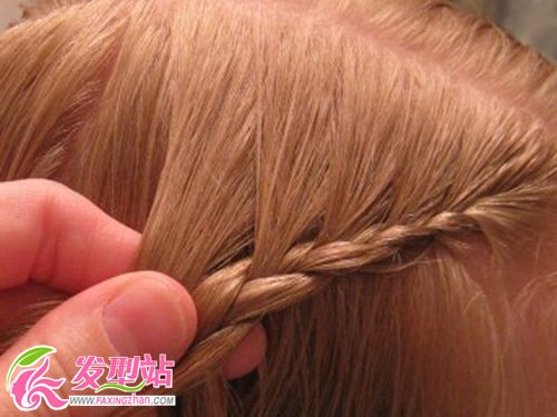 小女孩可愛編發(fā)教程圖解