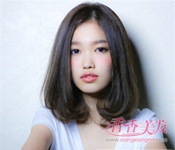 適合學(xué)生的內(nèi)扣梨花頭做中分也不錯(cuò) 學(xué)生中長(zhǎng)發(fā)內(nèi)扣發(fā)型清新美膩