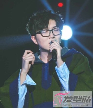 分享一個(gè)戴眼鏡男生的日常發(fā)型 毛不易學(xué)院風(fēng)發(fā)型不畏小眼睛